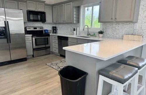 Shoreline Park House | Sea Level BSL 3BR 3BA Waterfront