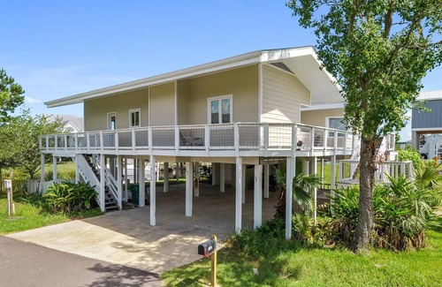 Shoreline Park House | Sea Level BSL 3BR 3BA Waterfront