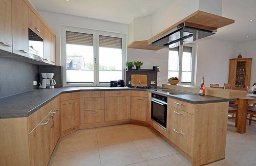 Glowe House | Sea noise 18 Comfortable holiday residence