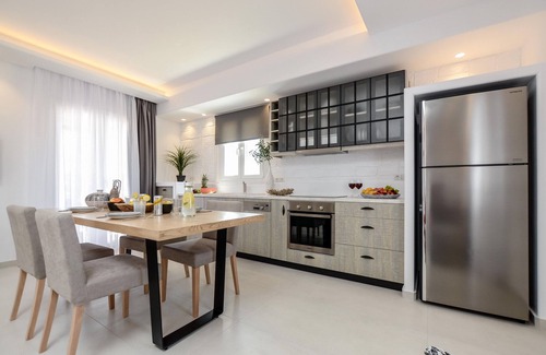 Plaka Hotel | Sea & Olives Holiday Villas and Suites