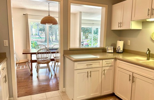 Sea Pines Villa | Sea Pines, Harbour Town Golf Links. Adjacent to # 1 Green. Short walk to marina.
