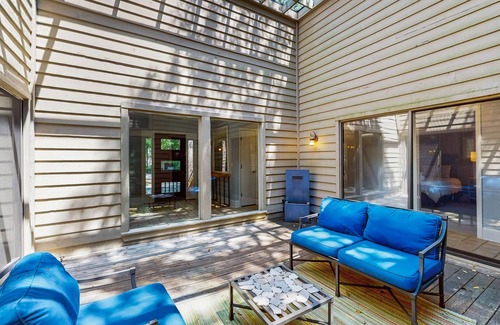 Lawton Woods House | Sea Pines Home with firepit, deck and close to Lawton Stables