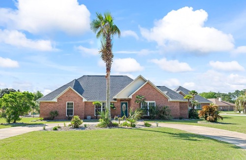 Navarre House | Sea Queen Retreat: Pool, Volleyball and Navarre Beach
