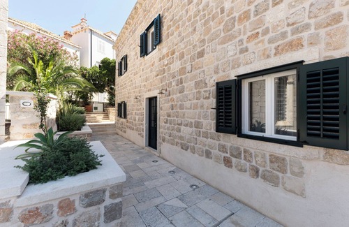 Pile House | Sea Rocks Residence