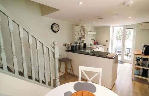 Westward Ho Cottage | SEA SANCTUARY, pet friendly, with hot tub in Northam