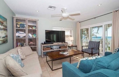 Laie House | Sea & Sand Escape - AC, Beachfront