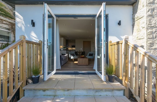 St Ives Apartment | Sea Scapes – Sleeps 2/4 – Sea Views – Parking - Dog Friendly