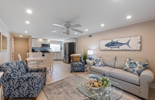 Anna Maria House | Sea Spray 2: *Pet-friendly *Steps to the beach *Close to shops, restaurants