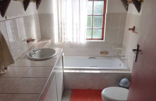 Margate Beach House | Sea Spray - Beautiful private Unit with swimming pool