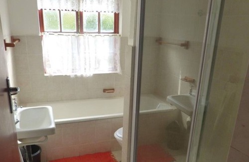 Margate Beach House | Sea Spray - Beautiful private Unit with swimming pool