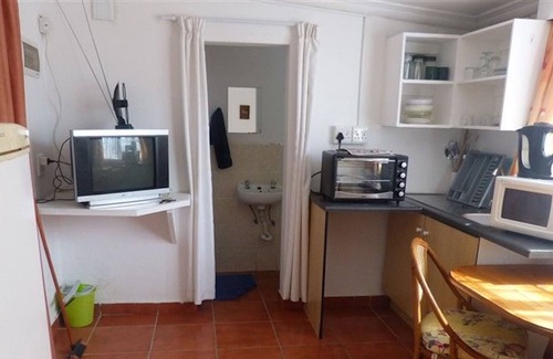 Margate Beach Apartment | Sea Spray - Private Studio Apartment with swimming pool