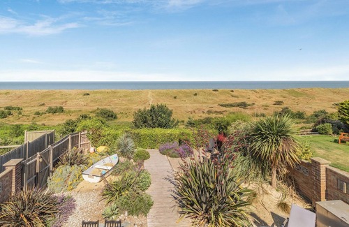 Winterton-on-Sea Cottage | Sea Star is perfect for larger family gatherings.
