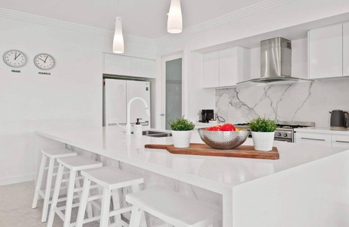 Noraville House | Sea & Sun Beach House-Direct Beach Access