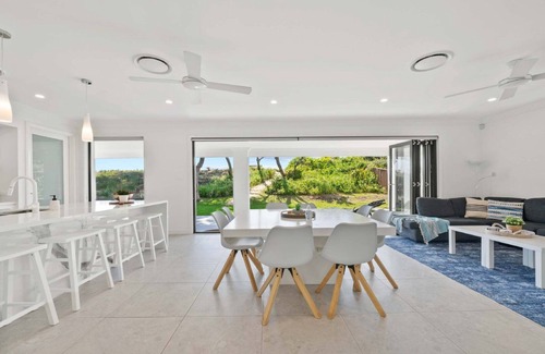 Noraville House | Sea & Sun Beach House-Direct Beach Access