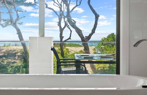 Noraville House | Sea & Sun Beach House-Direct Beach Access