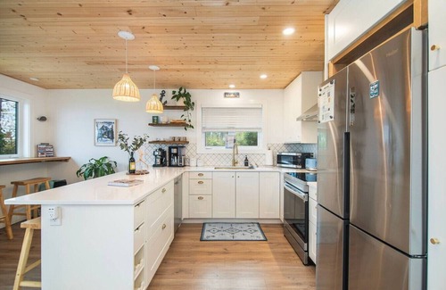 Campbell River House | Sea, Sunrises, Sauna | Oceanfront Group Retreat