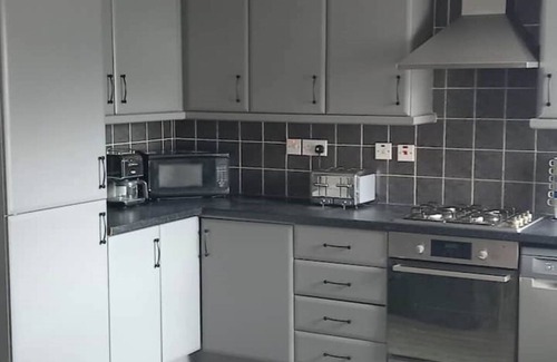 Bangor Apartment | Sea Surf, 2 bedroom, fully equipped ground floor apartment, sleeps 4, in city