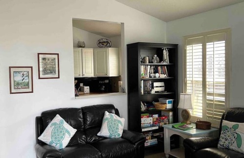 St. Augustine Beach Cottage | Sea Turtle Beach Cottagen2/2 with bikes and pool