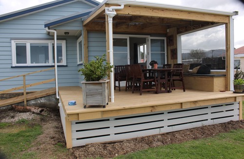 Kaiaua House | Sea Urchin Cottage offers a tranquil and picturesque escape from the city.