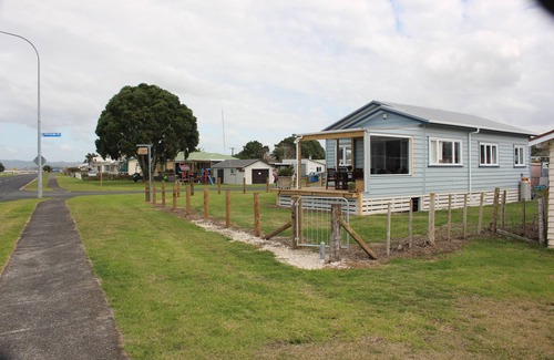Kaiaua House | Sea Urchin Cottage offers a tranquil and picturesque escape from the city.