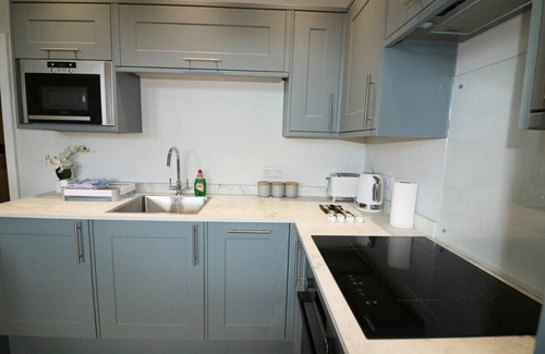 West Cliff Apartment | Sea View 2-Bed Family Apt w/Free Gym & Parking