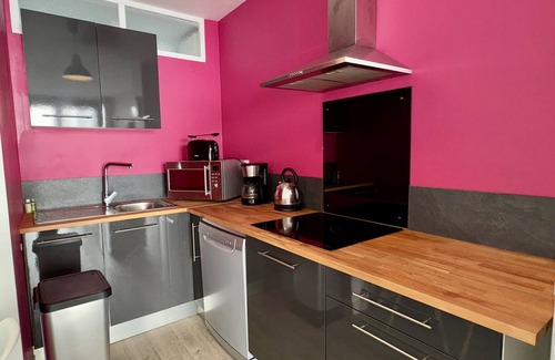 Saint-Jean-de-Monts Apartment | "Sea View Apartment: Renovated 2-Bdrm, Balcony, Near Shops & Beach!"