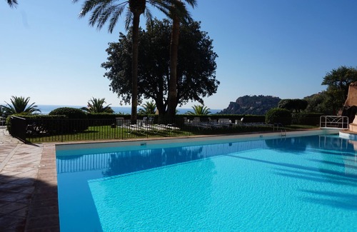 Theoule-Superieur Apartment | sea ​view Apartment Direct access private beach, swimming pools, sauna, hammam, tennis etc.