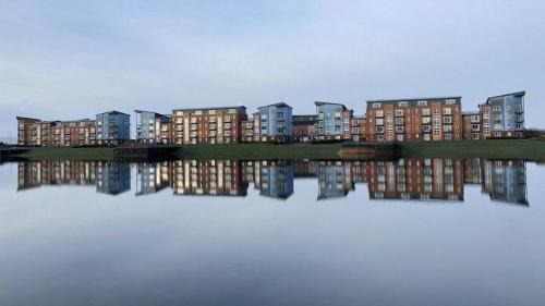 Llanelli Apartment | Sea view apartment at the beach!