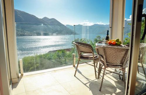 Dobrota Apartment | Sea view apartment for 4