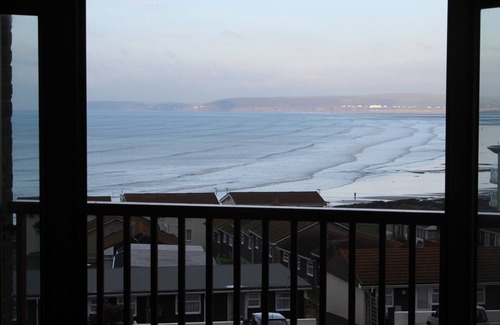 Westward Ho Apartment | Sea View apartment overlooking Bideford Bay and 5 minutes walk to the Beach