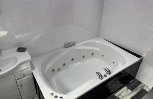 Bridlington Old Town Apartment | SEA VIEW Apartment Large Balcony Whirlpool Bath 2 Bedrooms SKY GLASS TV