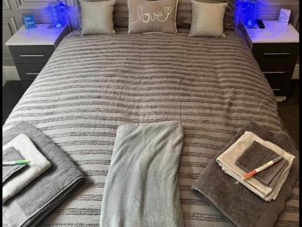 Bridlington Old Town Apartment | SEA VIEW Apartment Large Balcony Whirlpool Bath 2 Bedrooms SKY GLASS TV