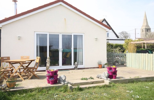 Mappleton House | Sea View bungalow, spacious open plan and pet friendly.
