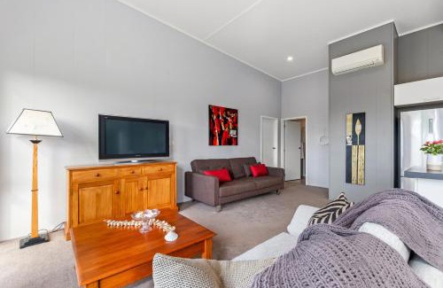 Ruakaka House | Sea View Cottage - Ruakaka Holiday Cottage