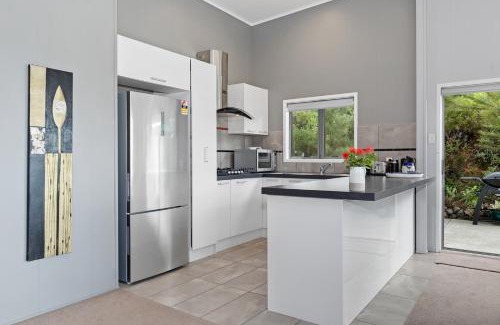 Ruakaka House | Sea View Cottage - Ruakaka Holiday Cottage