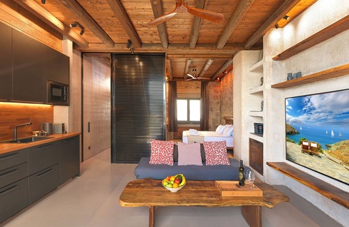 Piraeus House | Sea View Garden Suites