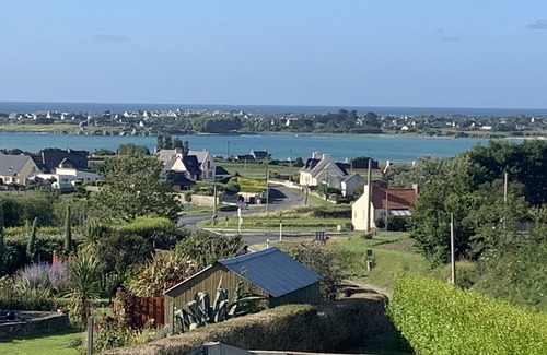 Plounevez-Lochrist Cottage | Sea view, jacuzzi, 5 bedrooms, enclosed garden, pets allowed