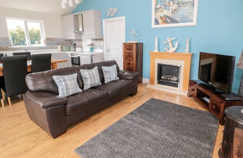 South Charlton Cottage | SEA VIEW LODGE, family friendly, with a garden in Warkworth