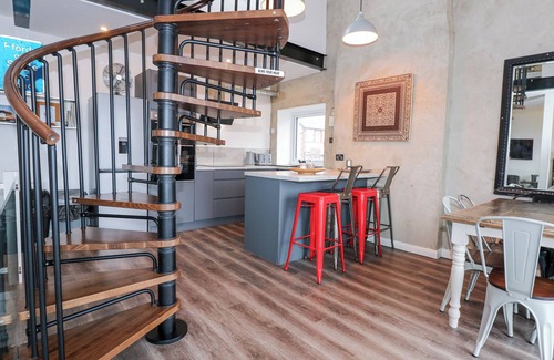 Penrhyn Bay House | SEA VIEW, pet friendly, with hot tub in Penrhyn Bay