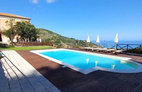 Capri Leone Bed & Breakfast | Sea view room with swimming pool at Villa Tecla