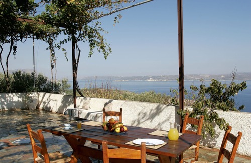 Kokkinon Khorion House | Sea View Traditional Villa in Crete