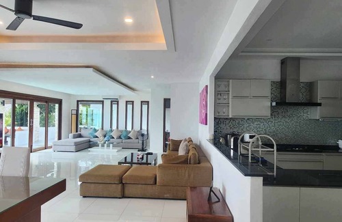 Bophut Hills Villa | Sea View Villa with 180 degree view near Bophut beach and Fisherman's Village.