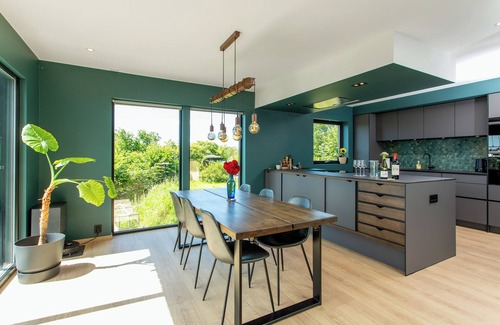 Leirvik Villa | Sea View Villa with 5 bedrooms, WiFi and AC in fabulous Stord Island