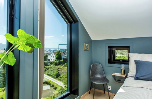 Leirvik Villa | Sea View Villa with 5 bedrooms, WiFi and AC in fabulous Stord Island