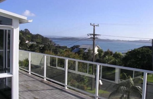 Algies Bay House | sea views and relaxing. Sleeps 9