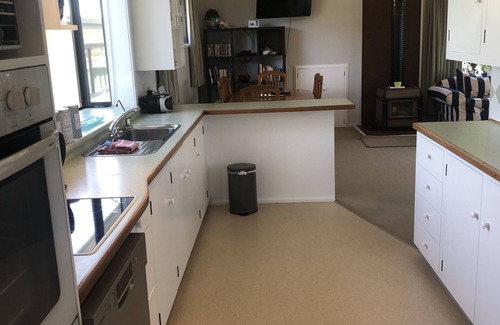 Moeraki House | Sea Views n’Siestas, Moeraki