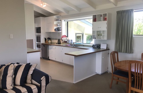 Moeraki House | Sea Views n’Siestas, Moeraki