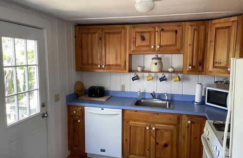 West Chatham House | Sea views steps to Ridgevale Beach - Airy Cottage. Modern Amenities. Pet.linen