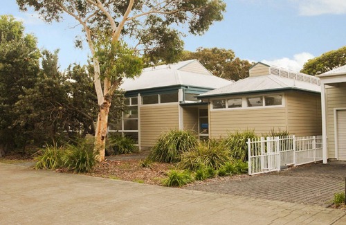 Callala Beach House | Sea Whispers – minutes walk to beach
