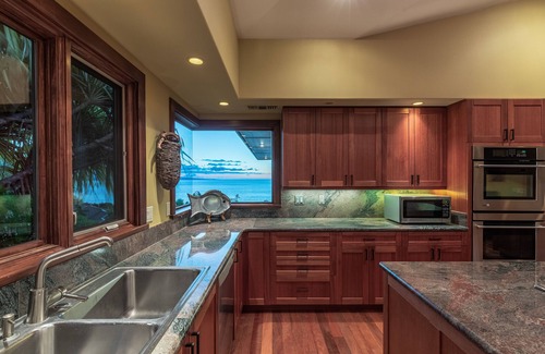 Kamuela House | "Sea World" at Your Feet + Casual Elegance + Absolute Privacy = Whales Play